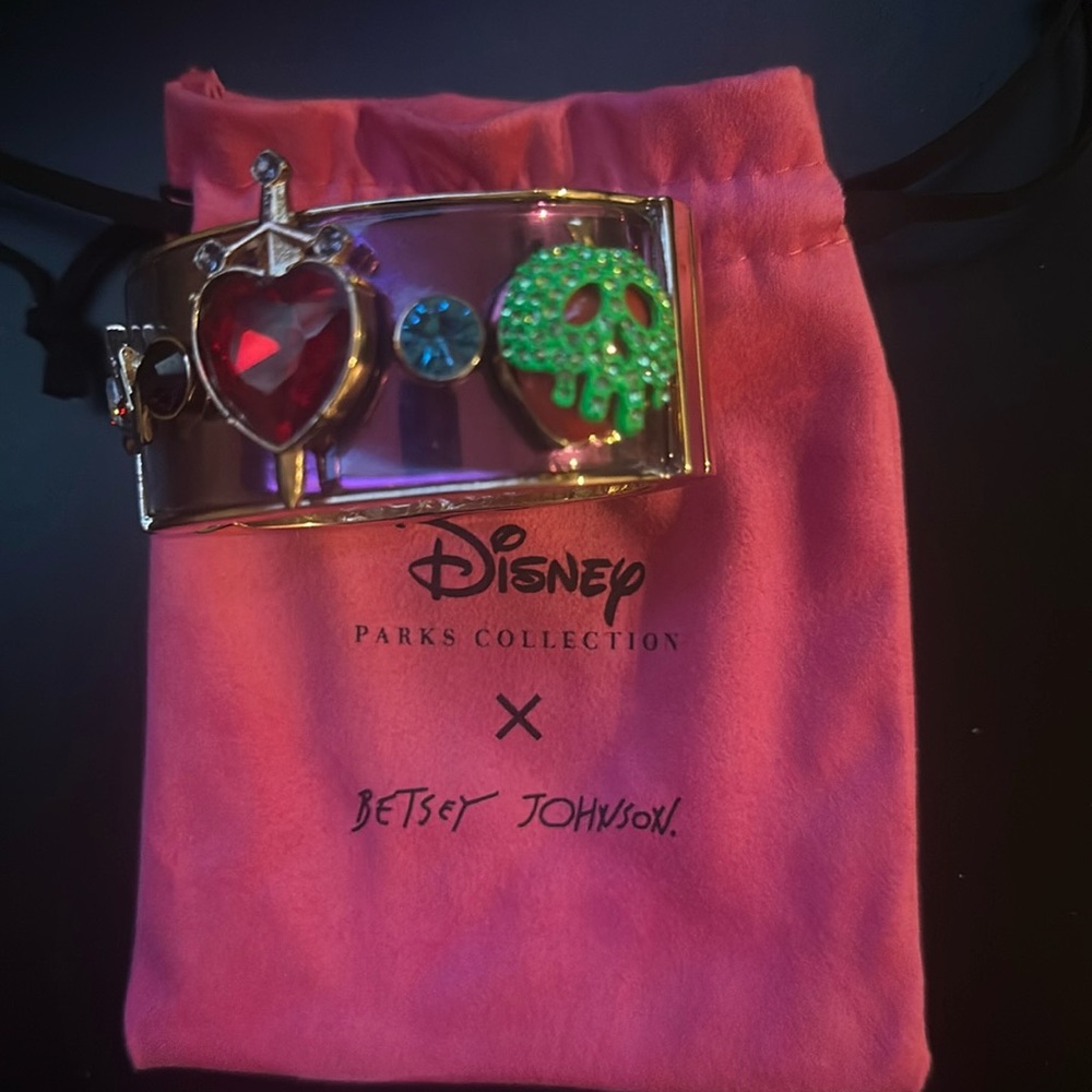 Disney limited edition Parks BETSEY JOHNSON Jeweled Evil Queen Bracelet New.